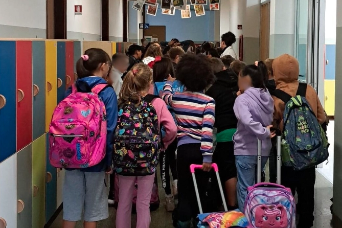 Una scuola in una foto di repertorio. Tanti i problemi alla prima campanella