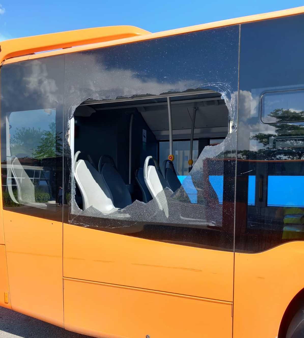Smascherato il vandalo. Sfonda il vetro del bus nei guai uno studente Smascherato il vandalo. Sfonda il vetro del bus nei guai uno studente