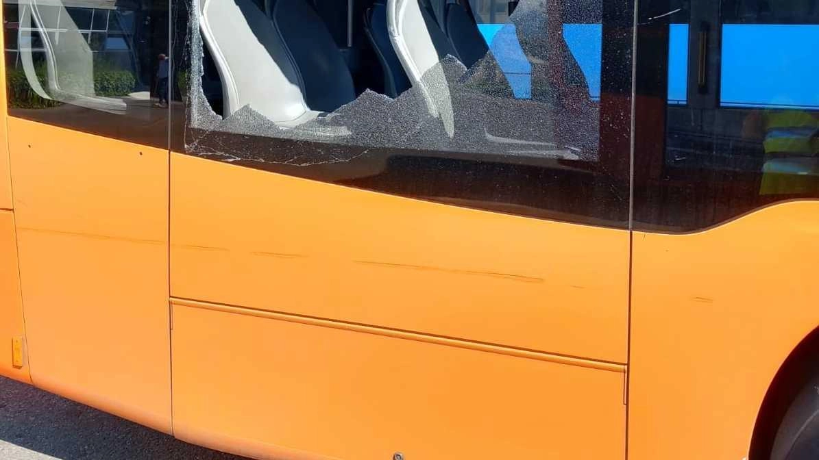 Il vetro del bus di “AT“ mandato in frantumi dallo studente. vandalo