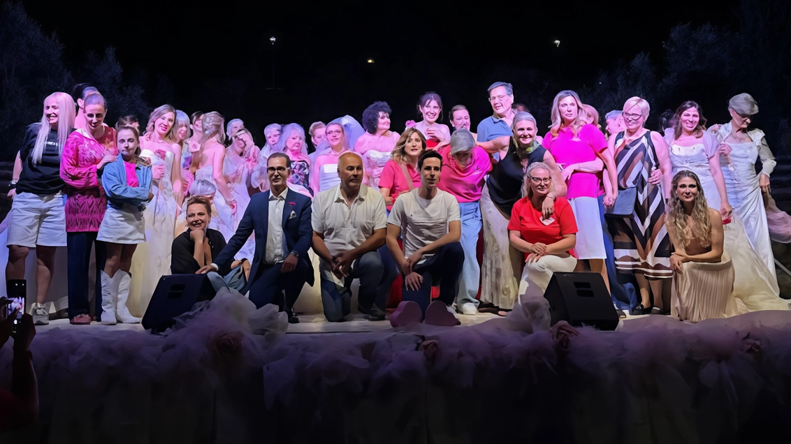 Più di 200 i partecipanti alla cena, che ha aperto il programma, e tanti spettatori per lo spettacolo finale, una sfilata di moda che ha visto protagoniste trenta donne