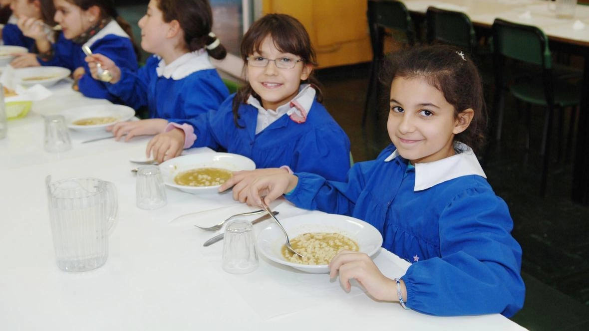 Una mensa scolastica. Il servizio alla primaria Martini di Seano partirà regolarmente domani e sarà cucinato in un centro di cottura sostitutivo Una mensa scolastica. Il servizio alla primaria Martini di Seano partirà regolarmente domani e sarà cucinato in un centro di cottura sostitutivo