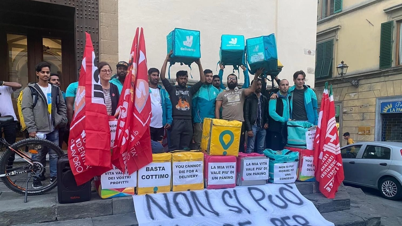 La protesta dei rider dopo l’incidente mortale a Galassi La protesta dei rider dopo l’incidente mortale a Galassi