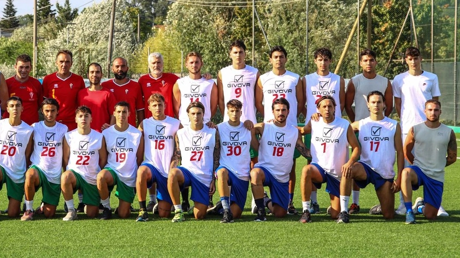 Mattia Giani, il quarto da destra tra gli accosciati in posa per la classica foto d’inizio stagione con il Castelfiorentino United