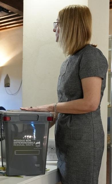 https://www.lanazione.it/image-service/view/acePublic/alias/contentid/ZmFjN2U1NzUtMzJhZS00/0/carta-e-imballaggi-cambiano-i-colori-della-raccolta.jpeg?f=1.91:1&w=1200