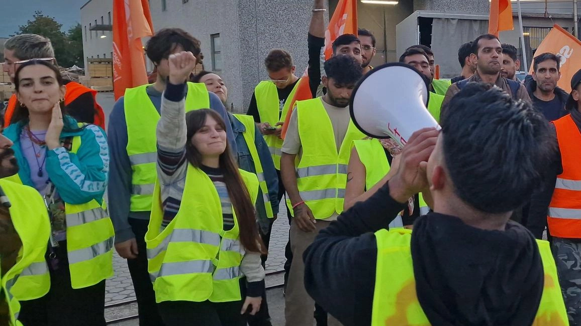 In foto le proteste davanti alla fabbrica In foto le proteste davanti alla fabbrica