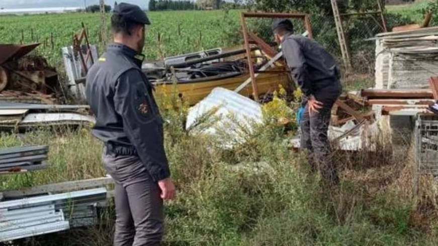 La Guardia di finanza di Arezzo ha sequestrato un terreno agricolo adibito a discarica nel comune di Cortona; il proprietario è stato denunciato alla locale Procura per attività di gestione di rifiuti non autorizzata La Guardia di finanza di Arezzo ha sequestrato un terreno agricolo adibito a discarica nel comune di Cortona; il proprietario è stato denunciato alla locale Procura per attività di gestione di rifiuti non autorizzata