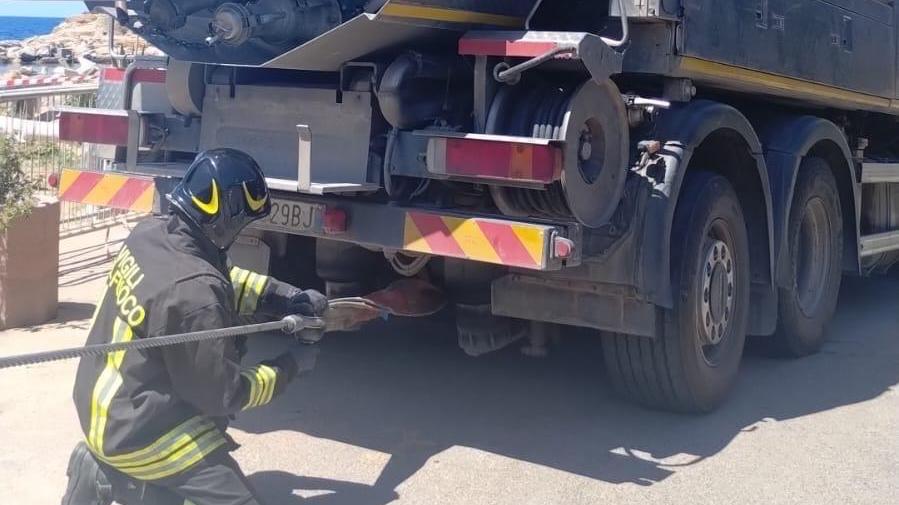cede il terreno mezzo pesante bloccato all isola del giglio da Lanazione.it cede il terreno mezzo pesante bloccato all isola del giglio