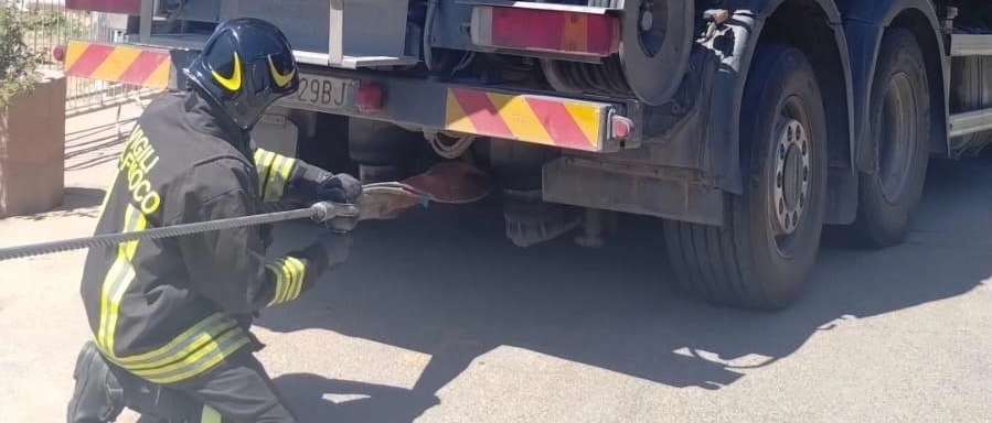 Cede il terreno, mezzo pesante bloccato all’Isola del Giglio