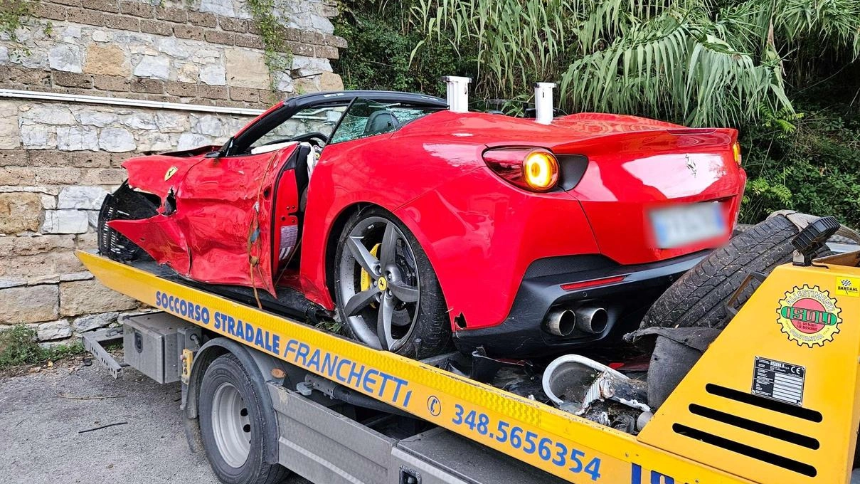 L’automobile di lusso è scivolata per qualche metro lungo un terrapieno dove ha terminato la sua corsa contro un grosso albero L’automobile di lusso è scivolata per qualche metro lungo un terrapieno dove ha terminato la sua corsa contro un grosso albero