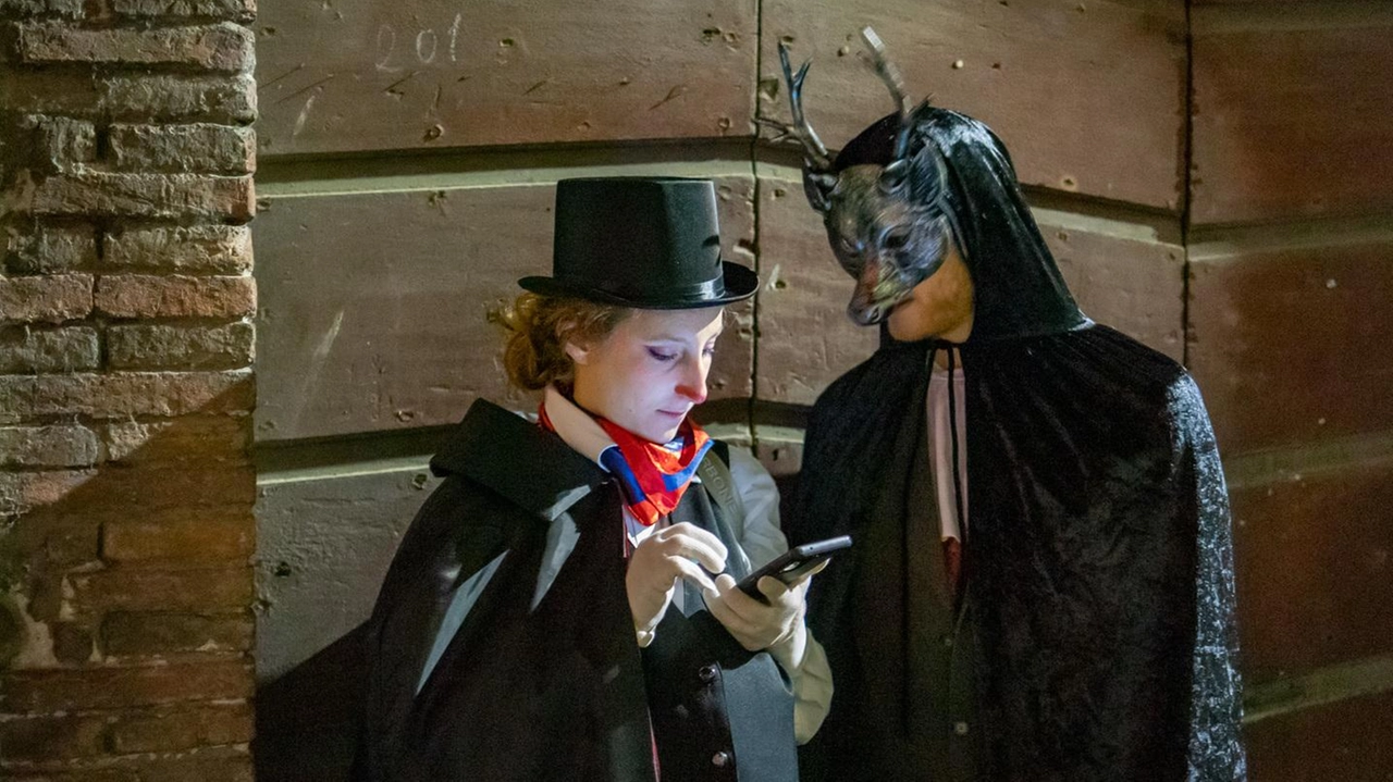 Due ragazzi mascherati per Halloween. Stasera ci sarà anche una festa. a tema allo chalet «stregato» di Montepiano con cena mostruosa a cura della Pro loco Due ragazzi mascherati per Halloween. Stasera ci sarà anche una festa. a tema allo chalet «stregato» di Montepiano con cena mostruosa a cura della Pro loco