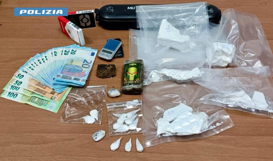 spacciatore arrestato a campo di marte il coinquilino fugge alla vista della polizia scatta la denuncia