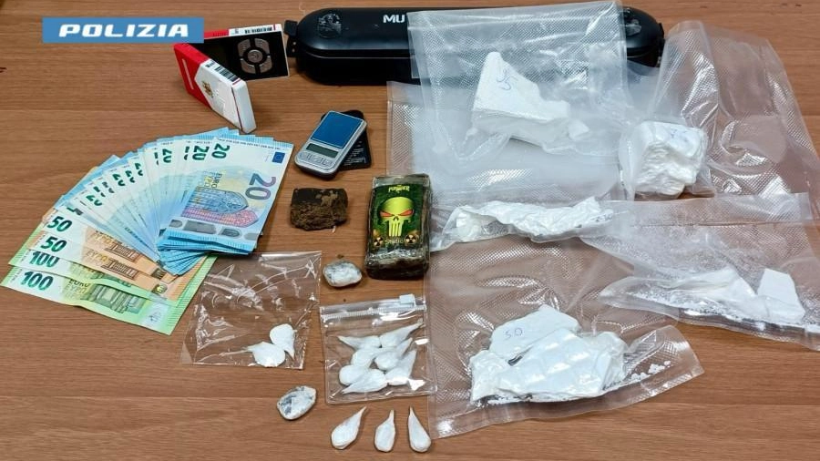Contrasto allo spaccio di sostanze stupefacenti: la Polizia di Stato e la Polizia Municipale di Firenze sequestrano 301 gr di cocaina e 123 gr di hashish Contrasto allo spaccio di sostanze stupefacenti: la Polizia di Stato e la Polizia Municipale di Firenze sequestrano 301 gr di cocaina e 123 gr di hashish