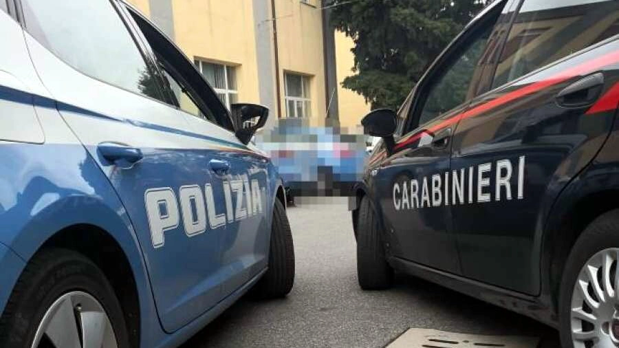 Indagano polizia e carabinieri Indagano polizia e carabinieri