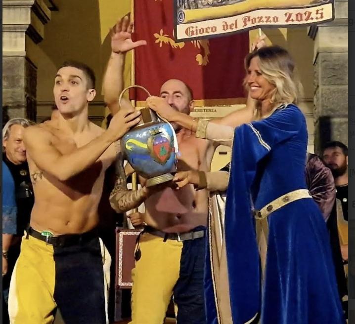 Il Gioco del Pozzo incanta Piazza Varchi, un grande successo di pubblico con oltre 4000 spettatori