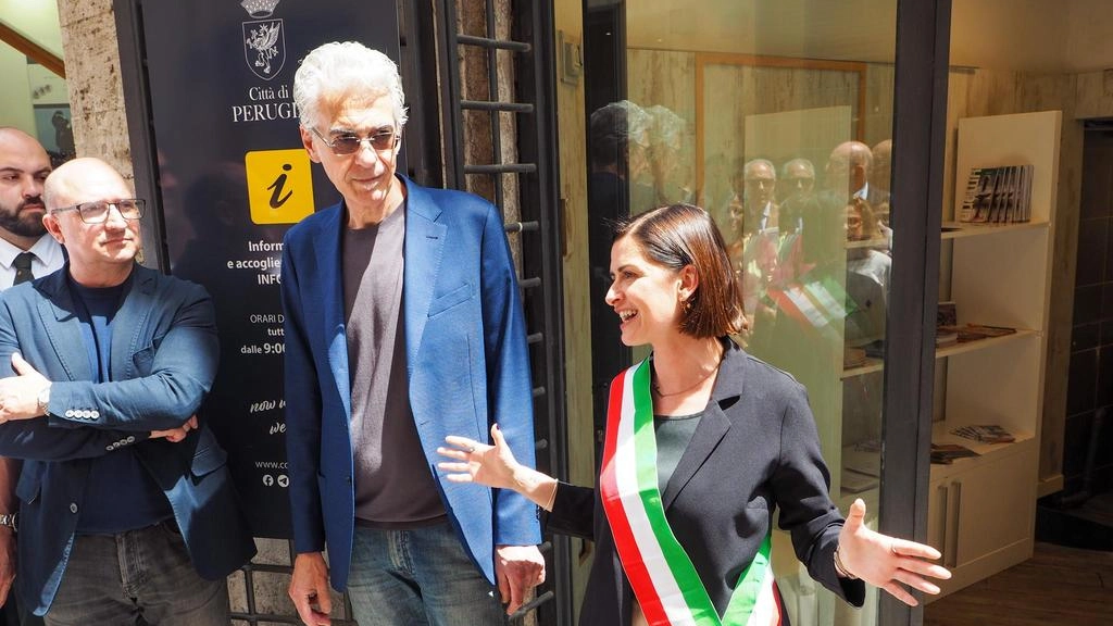 Il taglio del nastro dell’Ufficio di accoglienza turistica, all’angolo di via Oberdan Il taglio del nastro dell’Ufficio di accoglienza turistica, all’angolo di via Oberdan