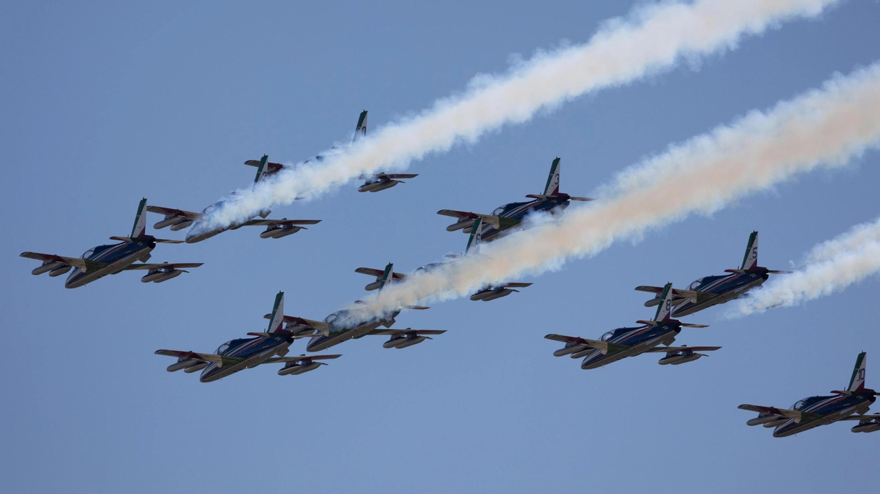 Lo show della pattuglia acrobatica delle Frecce Tricolori che da anni rappresenta l’orgoglio dell’Aeronautica italiana Lo show della pattuglia acrobatica delle Frecce Tricolori che da anni rappresenta l’orgoglio dell’Aeronautica italiana