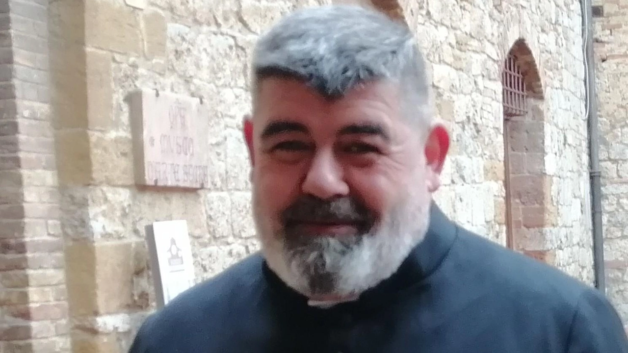 Don Gianni Lanini, 52 anni,. giovane parroco e proposto da quattro anni alla guida delle ‘anime’ di San Gimignano Don Gianni Lanini, 52 anni,. giovane parroco e proposto da quattro anni alla guida delle ‘anime’ di San Gimignano