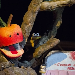 Il teatro d'estate aspetta lungo il fiume