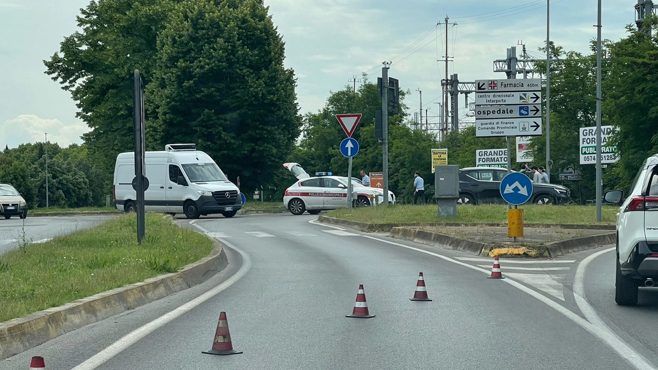 Scontro tra un’auto e un motorino alla rotonda della Sacra Famiglia Scontro tra un’auto e un motorino alla rotonda della Sacra Famiglia