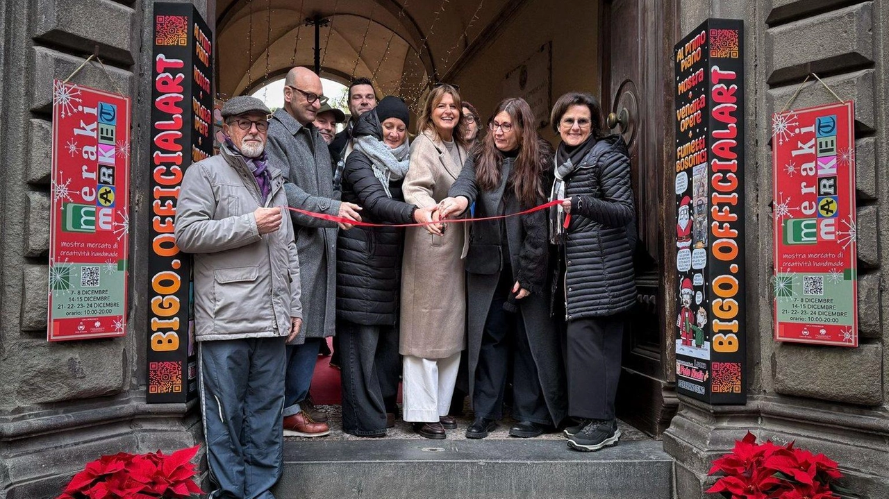 Il taglio del nastro dello speciale mercato natalizio aperto da ieri a Palazzo Sani in via Fillungo (foto Alcide) Il taglio del nastro dello speciale mercato natalizio aperto da ieri a Palazzo Sani in via Fillungo (foto Alcide)