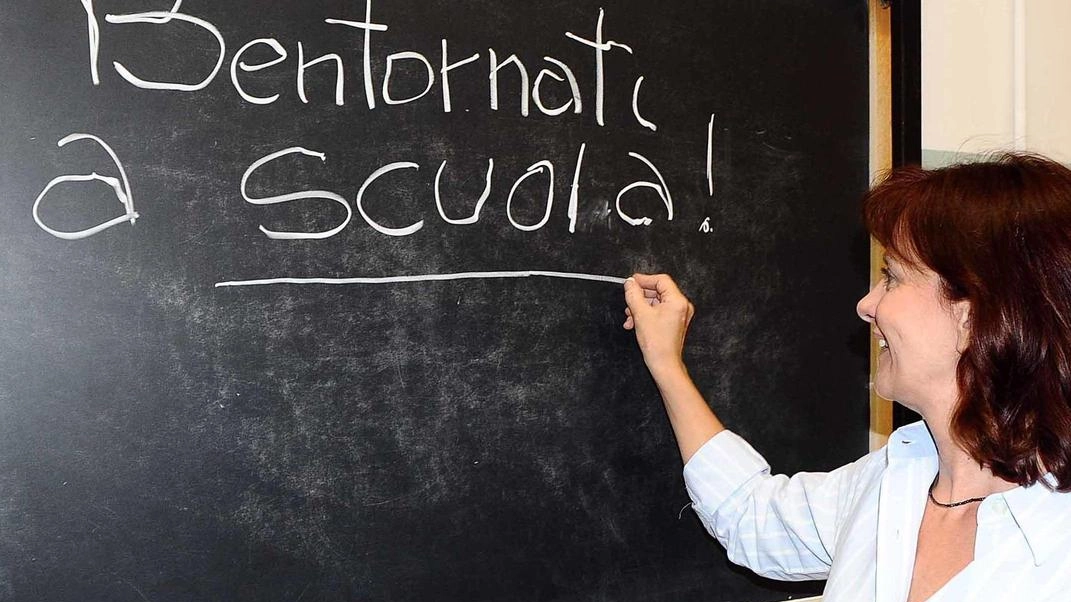 Giornata di emozioni per i ragazzi e le loro famiglie. In tanti varcano la soglia di un nuovo istituto . Alle medie ci saranno gli "anziani" ad accogliere i novellini: orari per i primi giorni con tante variazioni . Giornata di emozioni per i ragazzi e le loro famiglie. In tanti varcano la soglia di un nuovo istituto . Alle medie ci saranno gli "anziani" ad accogliere i novellini: orari per i primi giorni con tante variazioni .