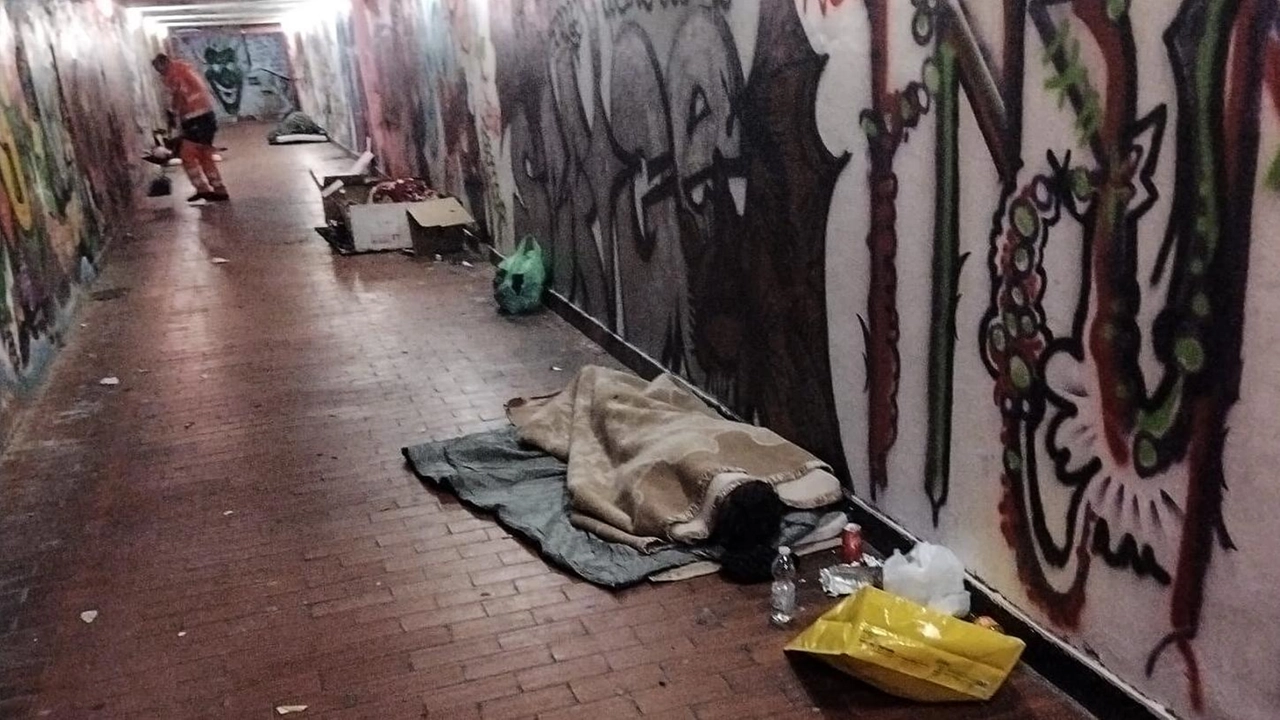 Operatori ecologici e negozianti esasperati: "Degrado, droga e insicurezza". Il presidente del Quartiere 4 ha chiesto di affidare il servizio di controllo a Sas. Operatori ecologici e negozianti esasperati: "Degrado, droga e insicurezza". Il presidente del Quartiere 4 ha chiesto di affidare il servizio di controllo a Sas.