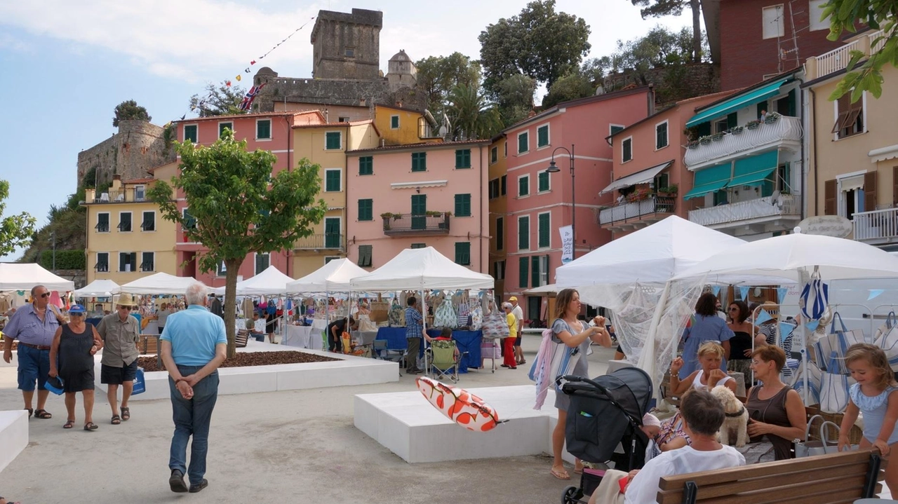 Piazza Brusacà a San Terenzo in occasione di una manifestazione (. foto d’archivio Piazza Brusacà a San Terenzo in occasione di una manifestazione (. foto d’archivio