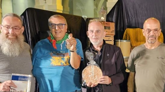 La consegna della piastrina al presidente Anpi di Caltanissetta La consegna della piastrina al presidente Anpi di Caltanissetta