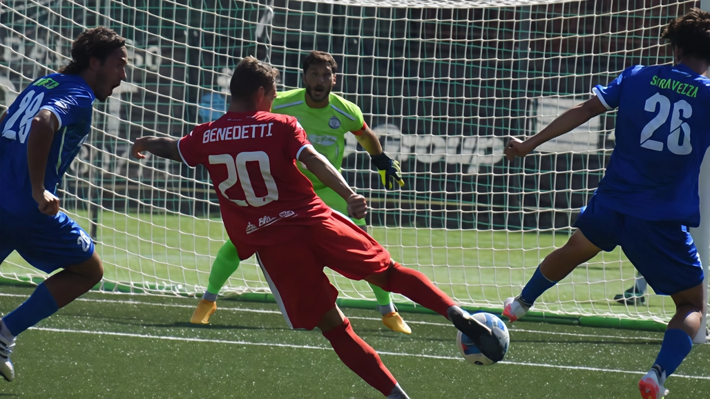 I biancorossi sconfitti dal Seravezza Pozzi nonostante la buona prestazione. Alcuni errori in fase realizzativa penalizzano l’esito finale della gara.