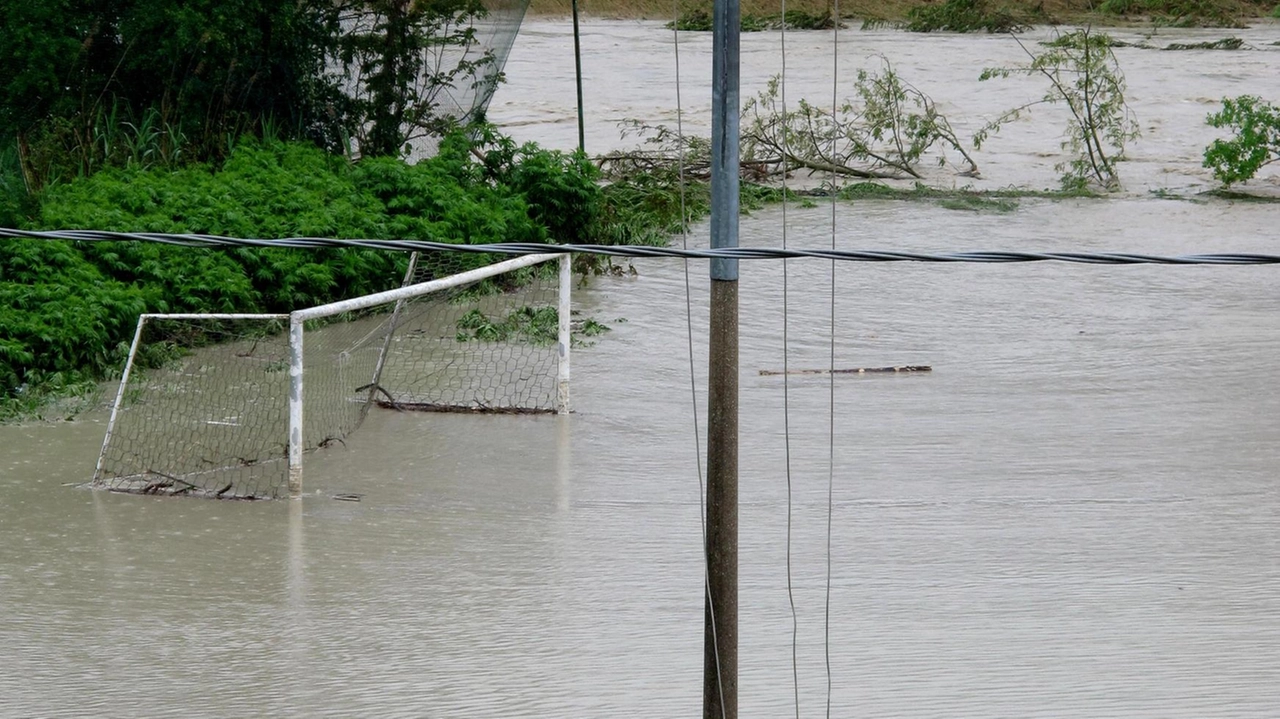 Il maltempo ferma il calcio dei dilettanti, nella foto di archivio un campo allagato Il maltempo ferma il calcio dei dilettanti, nella foto di archivio un campo allagato