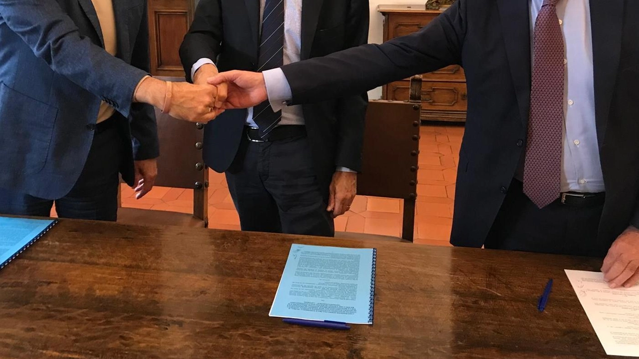 Stretta di mano dopo la firma tra rettore Riccardo Zucchi, il sindaco di Livorno Luca Salvetti, e il presidente della Fondazione Livorno, Luciano Barsotti Stretta di mano dopo la firma tra rettore Riccardo Zucchi, il sindaco di Livorno Luca Salvetti, e il presidente della Fondazione Livorno, Luciano Barsotti