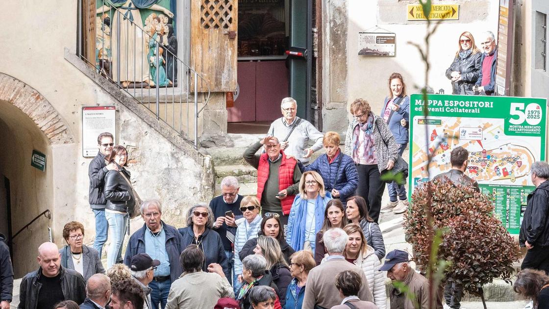 https://www.lanazione.it/image-service/view/acePublic/alias/contentid/ZmI1ZTA3NmUtNDU1MC00/0/artigianato-oltre-25mila-visitatori-alla-mostra.jpeg?f=16:9&w=1200&h=630