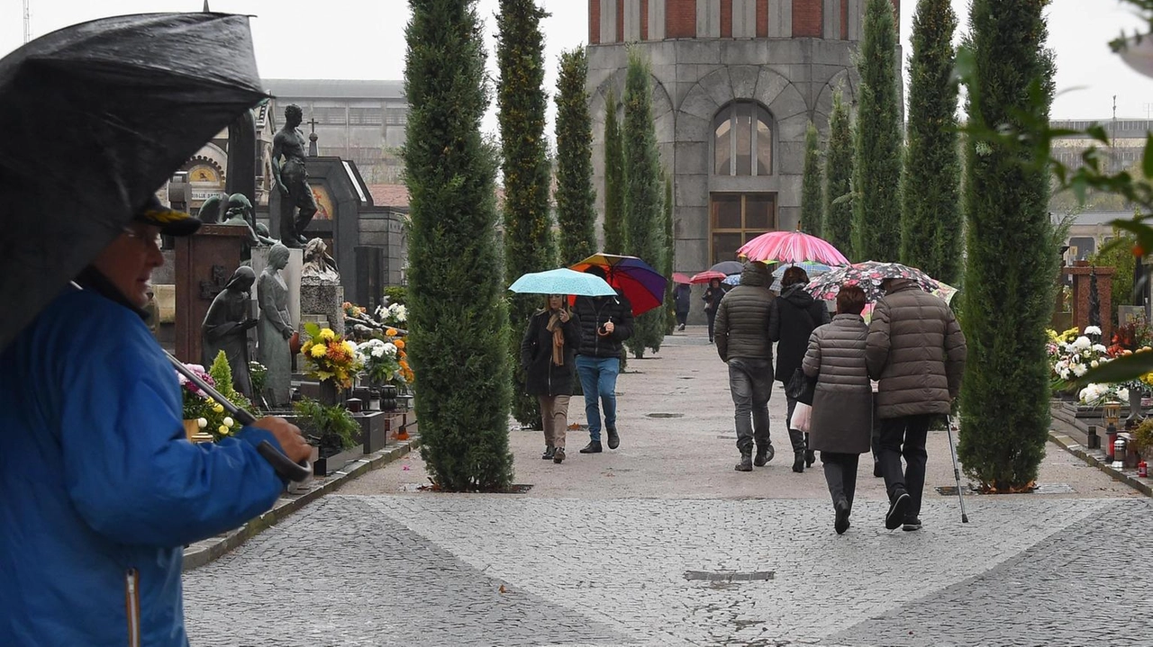 Persone in visita a un cimitero (foto d’archivio)