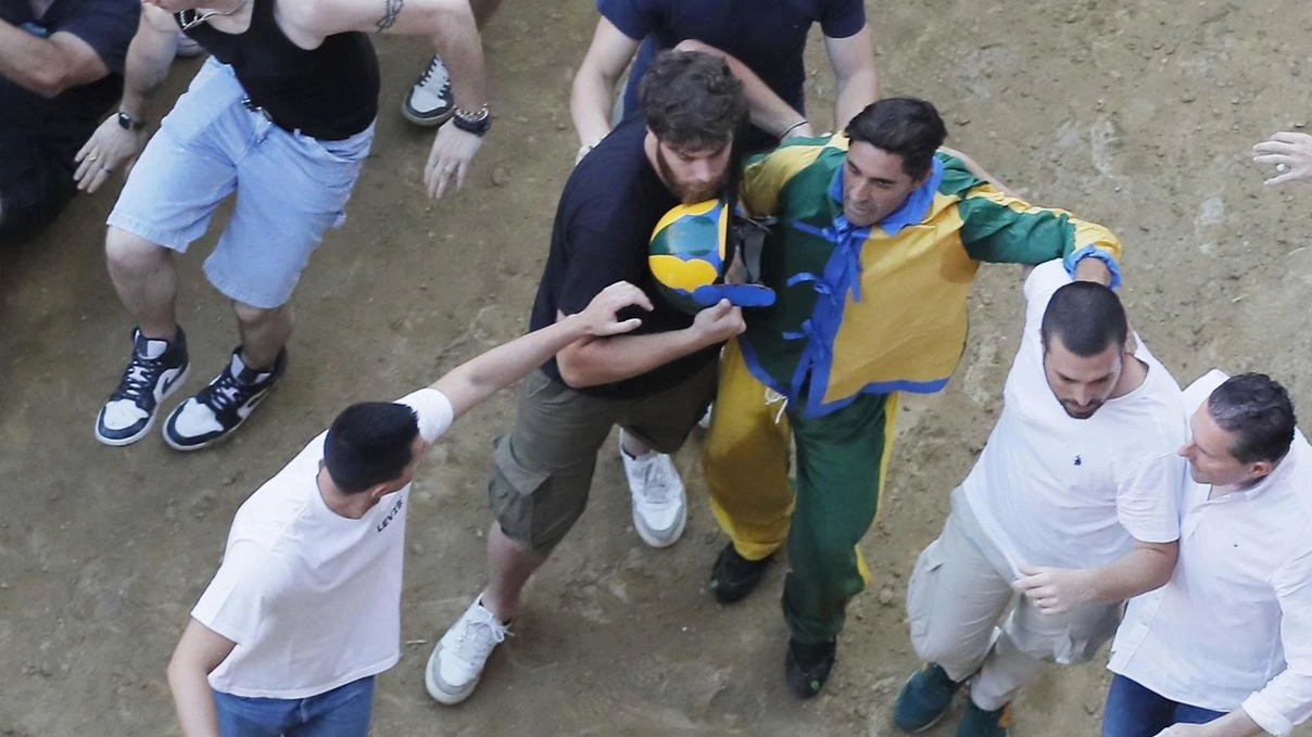 Scompiglio dopo la Carriera viene portato via dalla Piazza dai brucaioli Con lui continua il rapporto Scompiglio dopo la Carriera viene portato via dalla Piazza dai brucaioli Con lui continua il rapporto