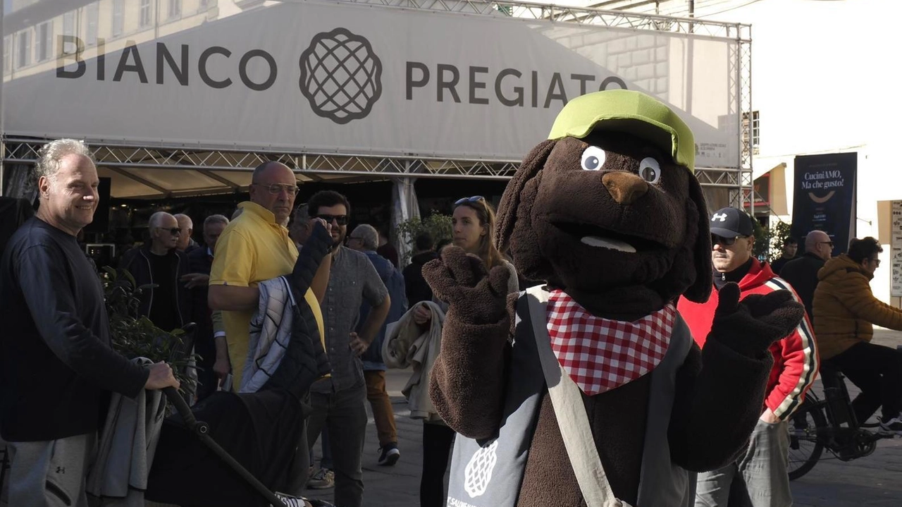 La mascotte della mostra tra i tanti visitatori intorno agli stand La mascotte della mostra tra i tanti visitatori intorno agli stand