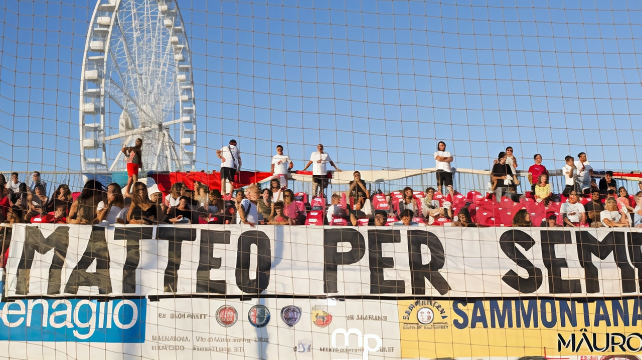Lo striscione con la scritta «Matteo per sempre»