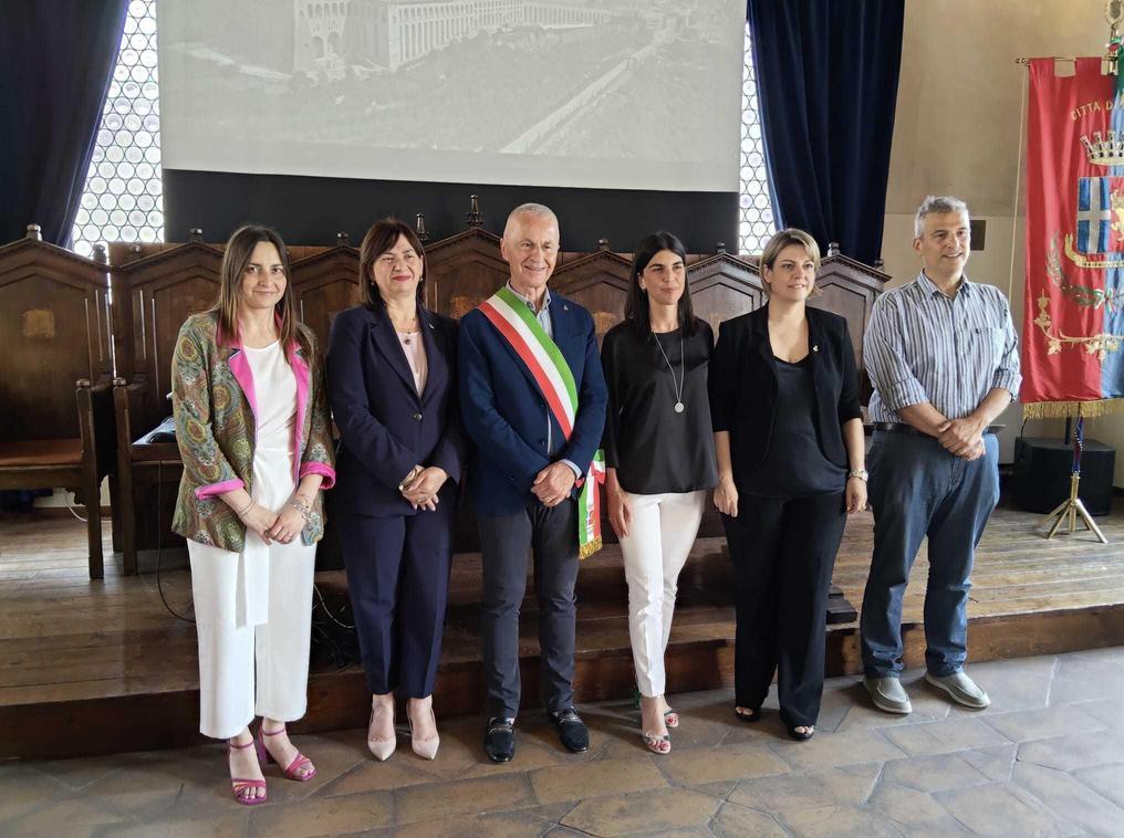 https://www.lanazione.it/image-service/view/acePublic/alias/contentid/ZmI3N2E3NTktZDFhNi00/0/assisi-la-giunta-e-a-trazione-rosa-veronica-cavallucci-vicesindaca.jpeg