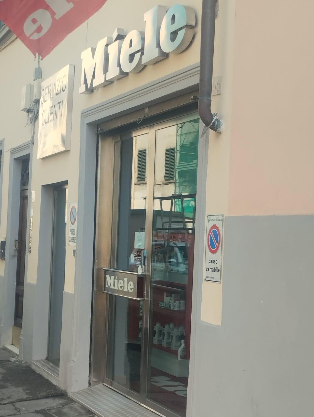Firenze, via Ponte alle Mosse: malvivente si lancia dal tetto e mette a soqquadro il magazzino di un negozio