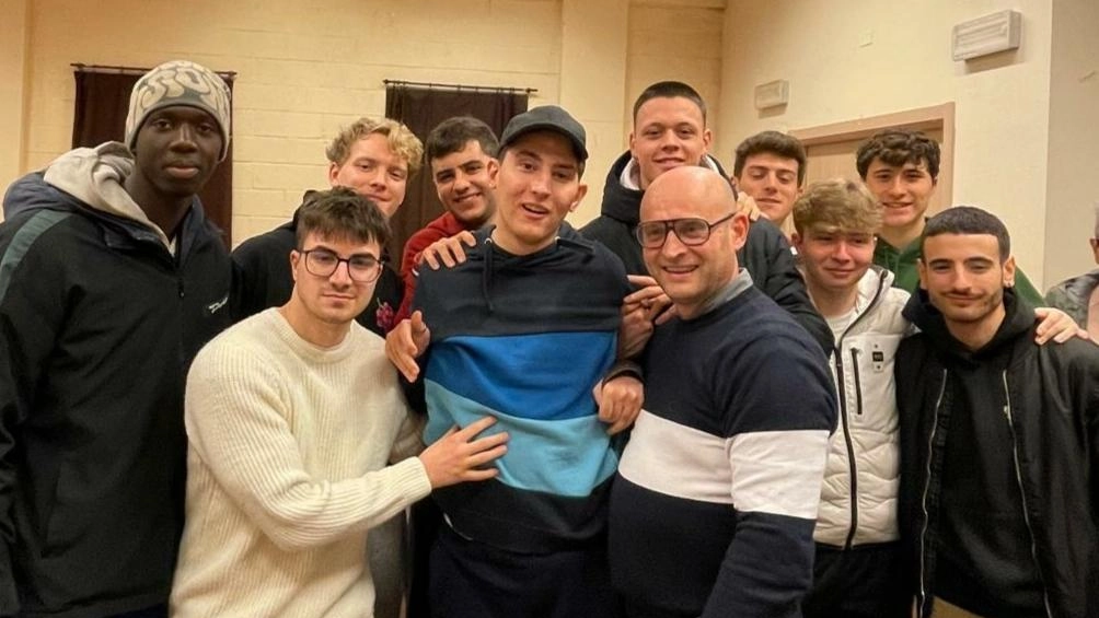 Davide Papaccioli al centro nella foto insieme con il padre Michele e con. il gruppo degli amici che gli sono sempre vicini