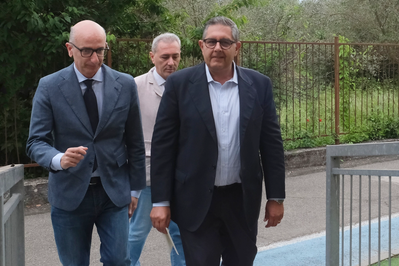 Toti scortato al seggio (Foto Pasquali)