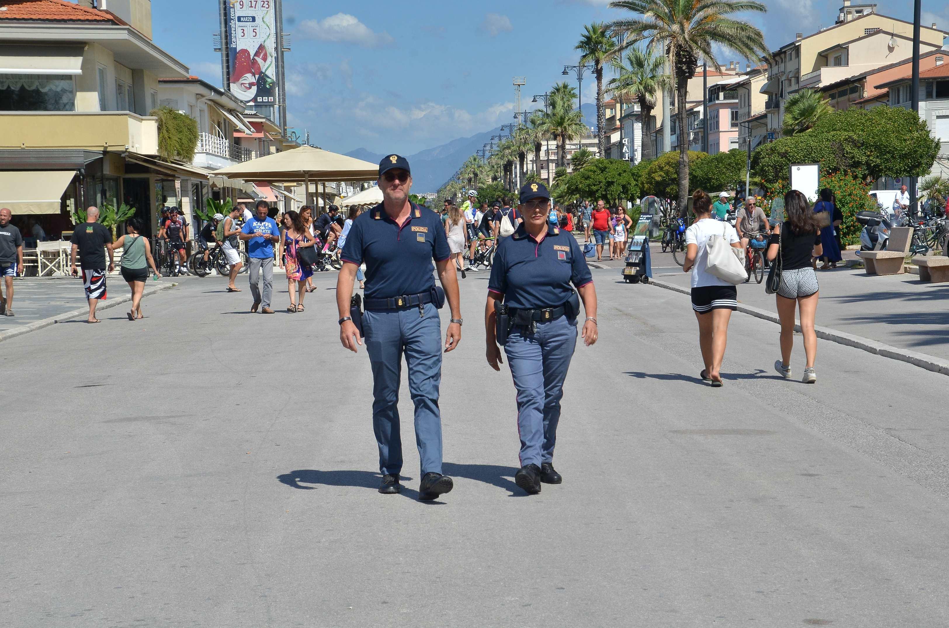 Furto in Passeggiata, giovane propone avances e strappa via la collana Furto in Passeggiata, giovane propone avances e strappa via la collana