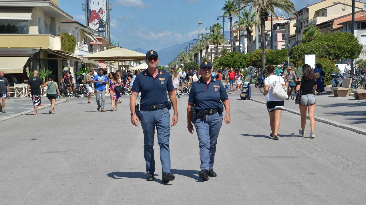Furto in Passeggiata, giovane propone avances e strappa via la collana