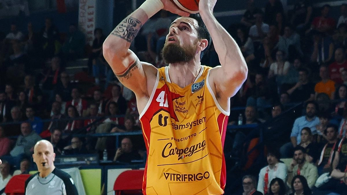 Zanotti in azione con la maglia di Pesaro Zanotti in azione con la maglia di Pesaro