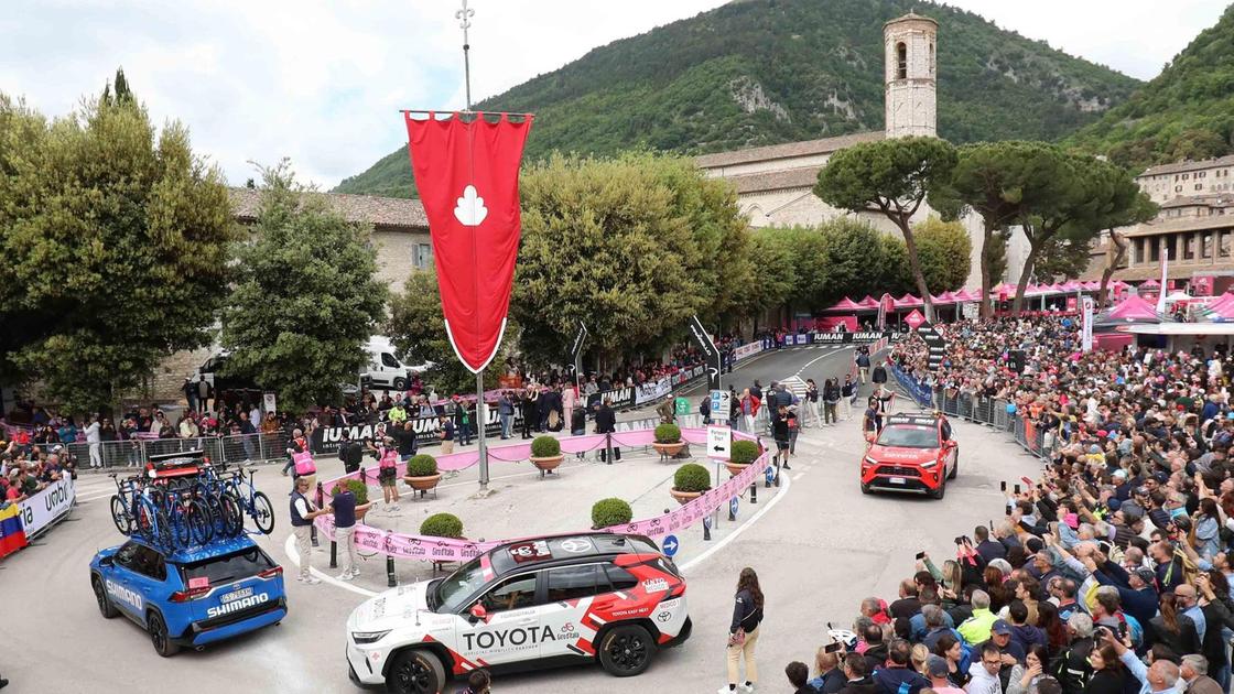 Gubbio torna a fare il pieno di visitatori. Giro, Ceri e Balestra: boom di presenze Gubbio torna a fare il pieno di visitatori. Giro, Ceri e Balestra: boom di presenze