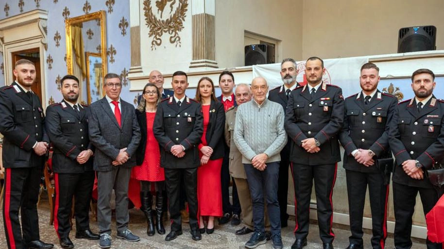 Un momento della cerimonia per la consegna della medaglia di benemerenza ai carabinieri di Bagni di Lucca da parte della Croce Rossa Un momento della cerimonia per la consegna della medaglia di benemerenza ai carabinieri di Bagni di Lucca da parte della Croce Rossa