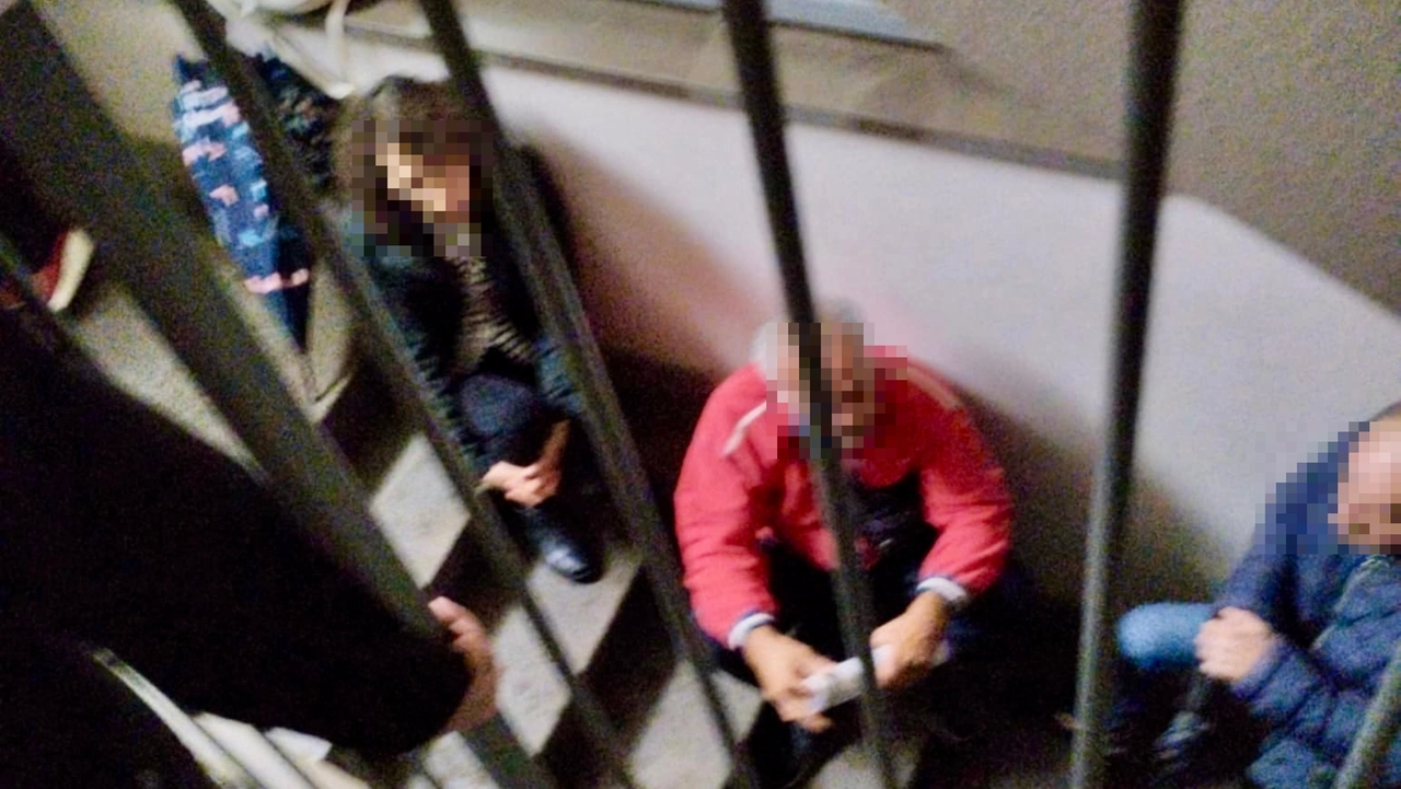 L’immagine dei pazienti seduti per molto tempo sugli scalini in attesa della propria visita L’immagine dei pazienti seduti per molto tempo sugli scalini in attesa della propria visita