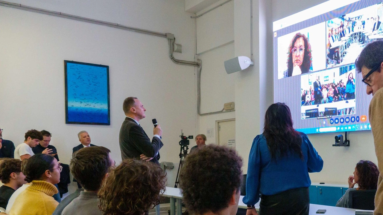 Storico collegamento tra l’istituto superiore Capellini-Sauro e i ragazzi della città ucraina. Emozione, sorrisi e la voglia di rivedersi presto. Ma anche un dubbio: l’ananas nella pizza ci va?. Storico collegamento tra l’istituto superiore Capellini-Sauro e i ragazzi della città ucraina. Emozione, sorrisi e la voglia di rivedersi presto. Ma anche un dubbio: l’ananas nella pizza ci va?.
