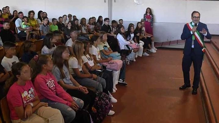 Il sindaco Persiani l’anno scorso alla scuola Don Milani per. il primo giorno di scuola Il sindaco Persiani l’anno scorso alla scuola Don Milani per. il primo giorno di scuola