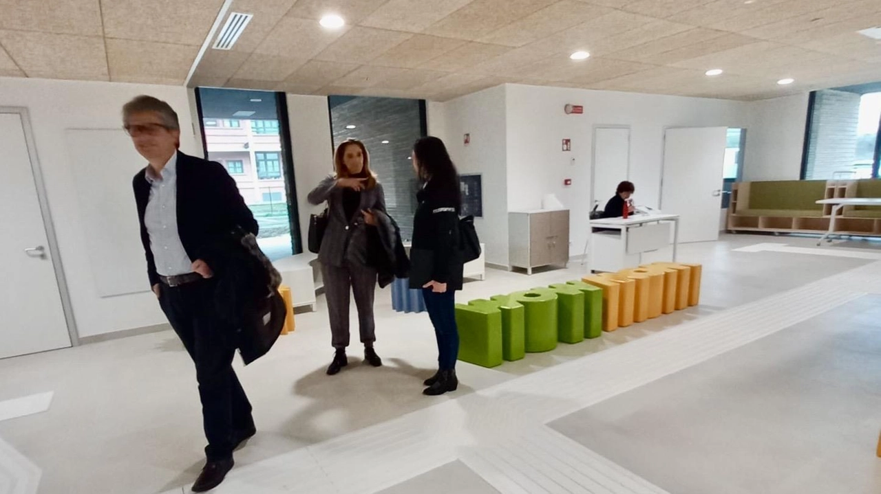 Sopra, l’esterno del nuovo liceo Montale di Pontedera. A sinistra, il presidente della Provincia Massimiliano Angori. Sotto, via Veneto durante l’uscita di scuola Sopra, l’esterno del nuovo liceo Montale di Pontedera. A sinistra, il presidente della Provincia Massimiliano Angori. Sotto, via Veneto durante l’uscita di scuola