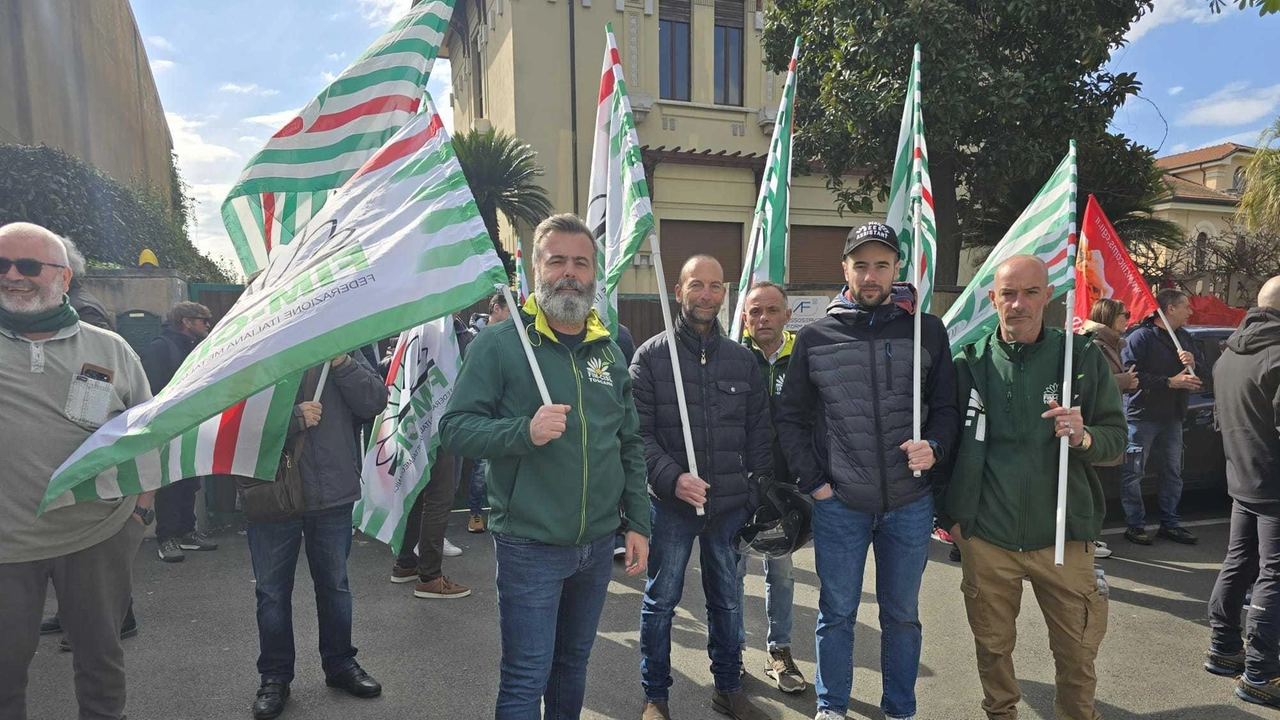 Michele Folloni della Fim Cisl al sit in davanti a Confidustria a cui hanno partecipato numerosi lavoratori rappresentati dalle tre sigle sindacali di Fim, Fiom e Uilm. La protesta per ottenere il contratto integrativo nazionale